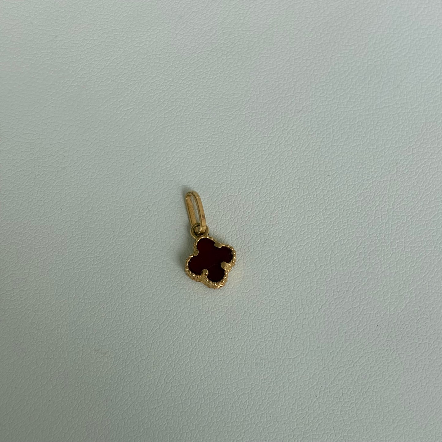 DIJE TREBOL PIEDRA ROJA 1.5CM ORO AMARILLO 18K - 0,58GR *PP*