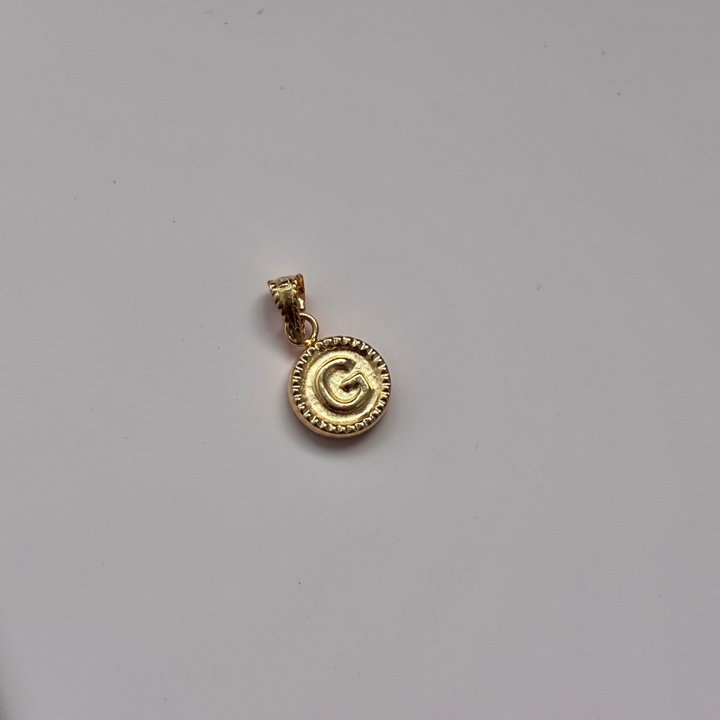 DIJE LETRA G REDONDO BORDEADO 1,3CM ORO AMARILLO 18K - 0,44GR