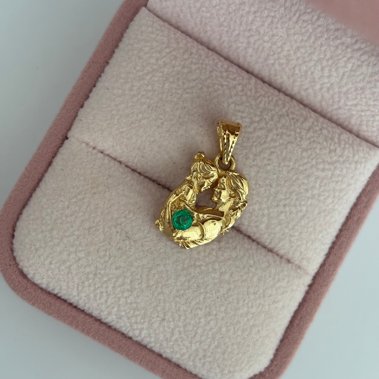 DIJE MADRE E HIJA 2CM + ESMERALDA NATURAL 3MM ORO AMARILLO COL 18K - 1,48GR (ND)