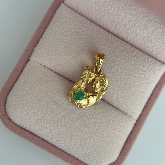 DIJE MADRE E HIJA 2CM + ESMERALDA NATURAL 3MM ORO AMARILLO COL 18K - 1,48GR (ND)