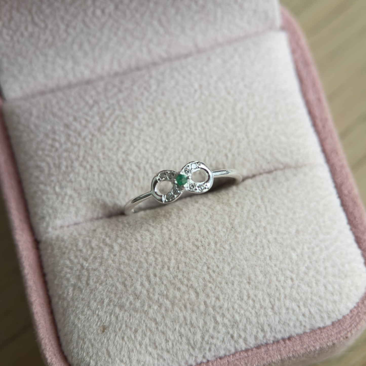 ANILLO INFINITO PIEDRAS BLANCAS PLATA 925 + ESMERALDA NATURAL TALLA 7.5
