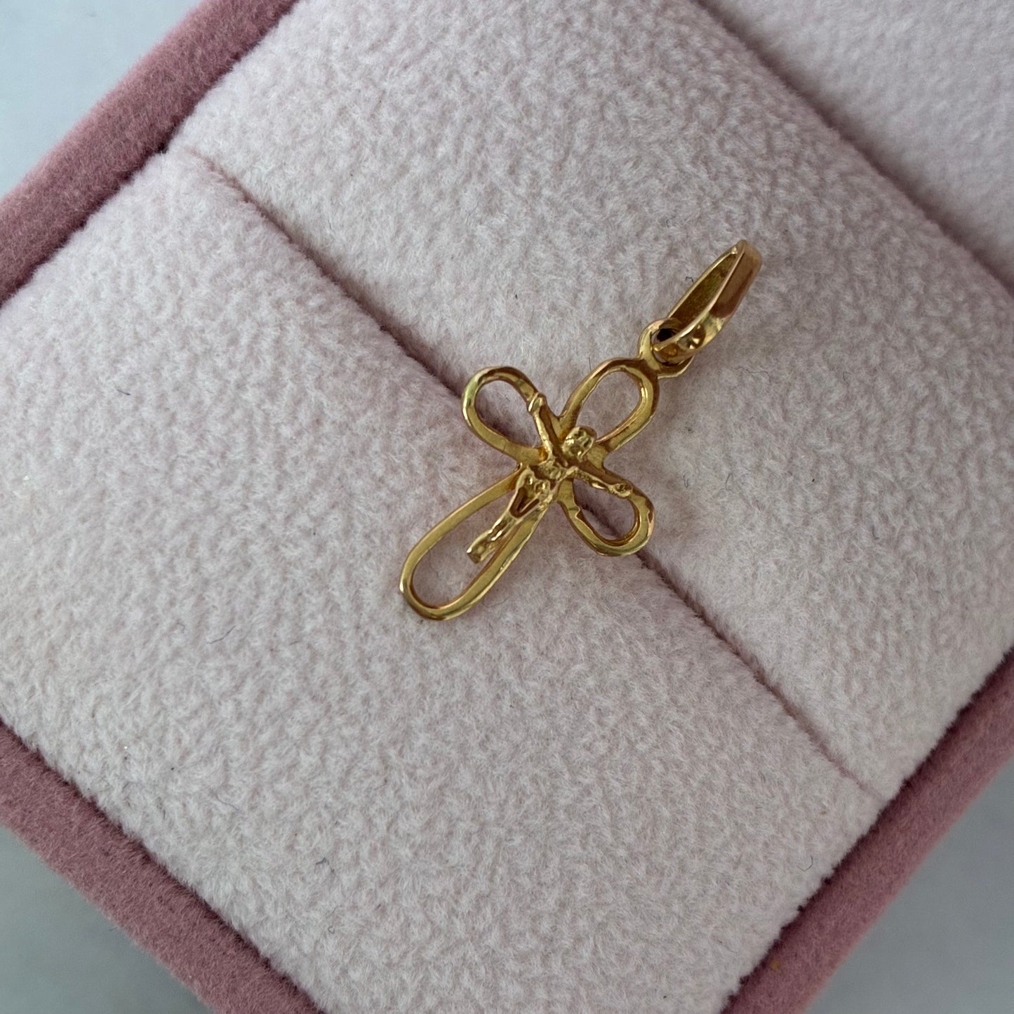 DIJE CRUZ SILUETA ONDULADA CON CRISTO 2.2CM ORO AMARILLO COL 18K - 0,6GR (NA)
