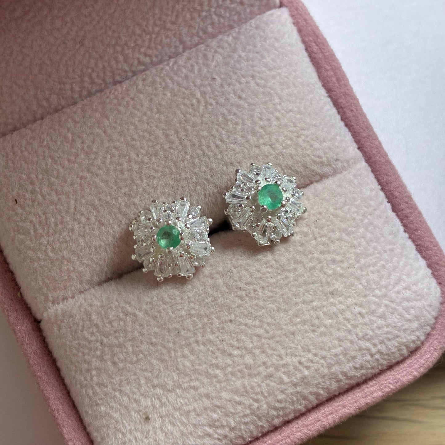 TOPOS FLOR BAGUETTE PIEDRAS BLANCAS + ESMERALDA NATURAL PLATA 925