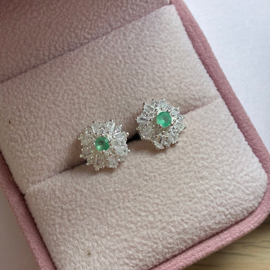 TOPOS FLOR BAGUETTE PIEDRAS BLANCAS + ESMERALDA NATURAL PLATA 925