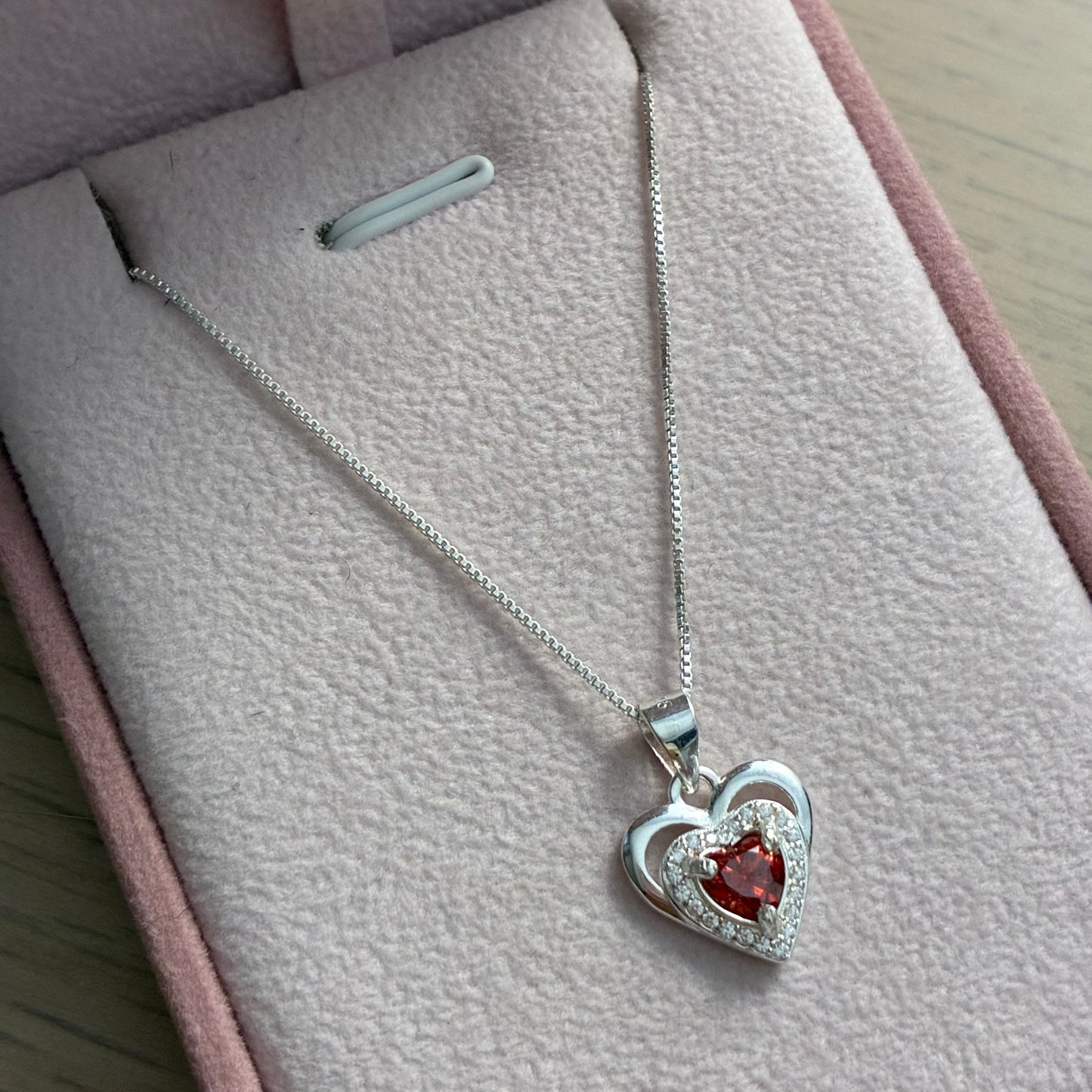 CADENA HILO + DIJE CORAZON LISO Y PIEDRAS BLANCAS CON MOISSANITA ROJA 0,5CT  PLATA 925 45CM