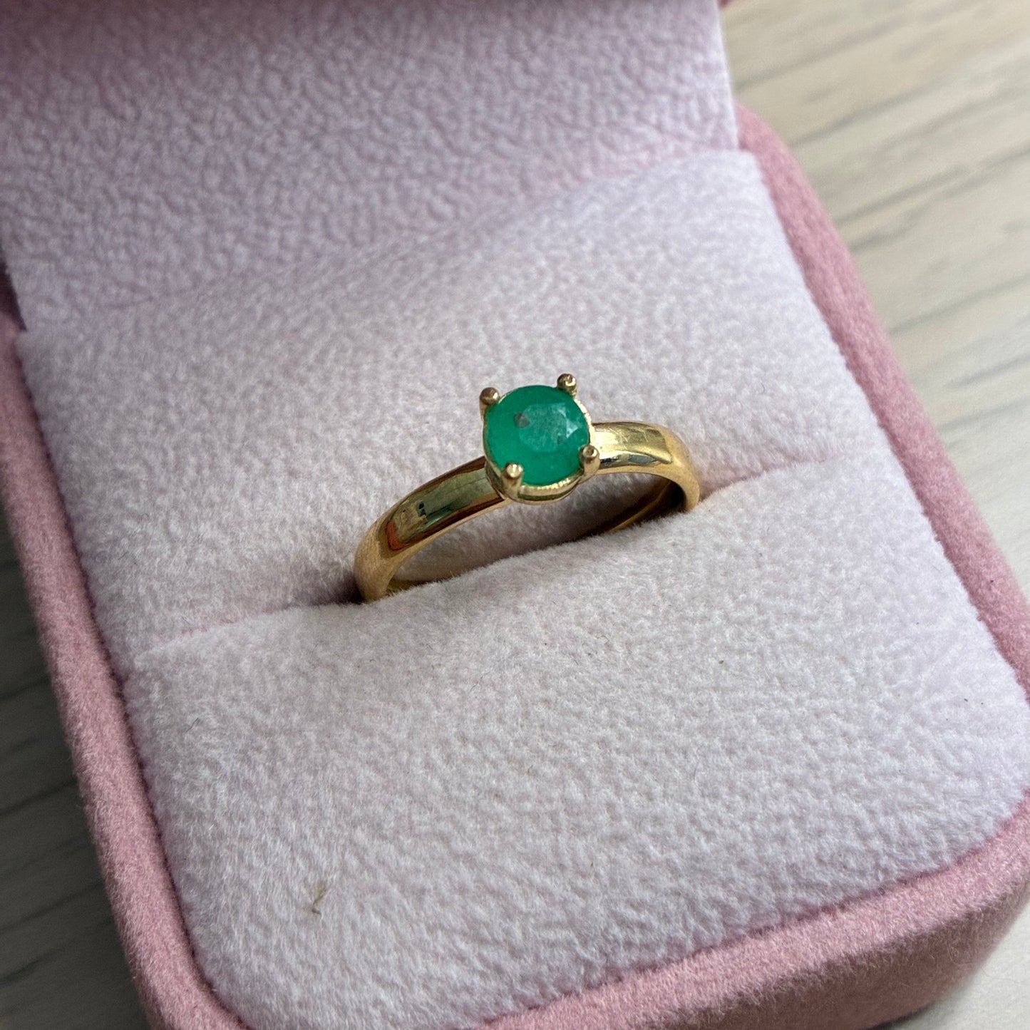 ANILLO SOLITARIO KASSANDRA ESMERALDA NATURAL 0,50QTS ORO AMARILLO COL 18K TALLA 6 - 1,48GR