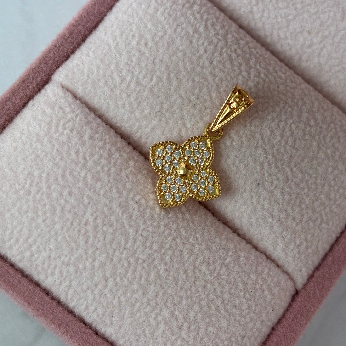 DIJE FLOR PIEDRAS BLANCAS 2CM ORO AMARILLO COL 18K - 1,04GR (ND)