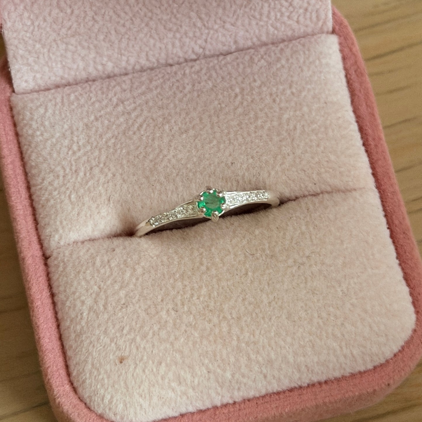 ANILLO PIEDRAS BLANCAS 6 UÑAS PLATA 925 + ESMERALDA NATURAL TALLA 7