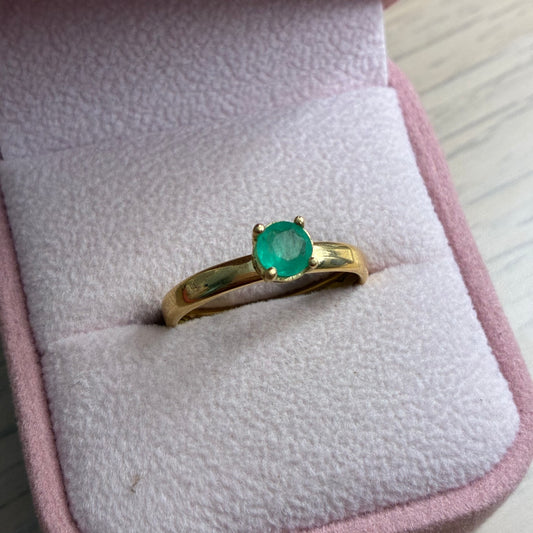 ANILLO SOLITARIO KASSANDRA ESMERALDA NATURAL 0,45QTS ORO AMARILLO COL 18K TALLA 9 - 1,63GR