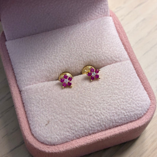 TOPOS FLOR PIEDRAS FUCSIAS 5.2MM ORO AMARILLO COL 18K - 0,82GR