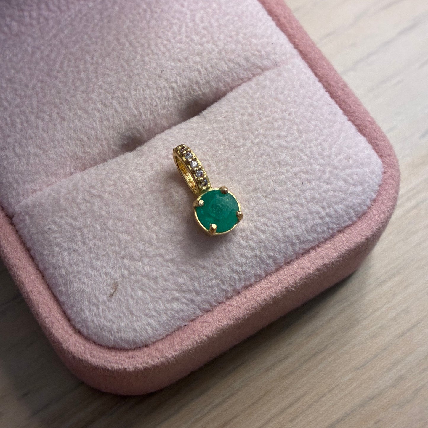 DIJE CHISPA DE ESMERALDA 0,50QTS CON PIEDRAS BLANCAS ORO AMARILLO COL 18K - 0,88GR