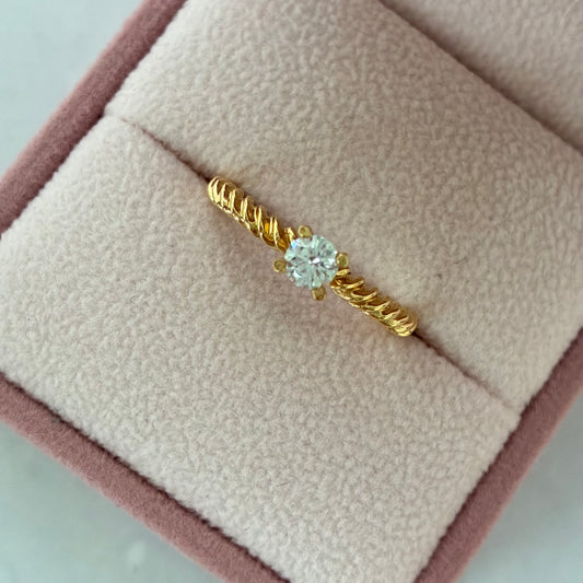 ANILLO SOLITARIO TRENZADO PIEDRA CENTRAL BLANCA 4MM ORO AMARILLO COL 18K TALLA 7.5 - 2,25GR (NE)