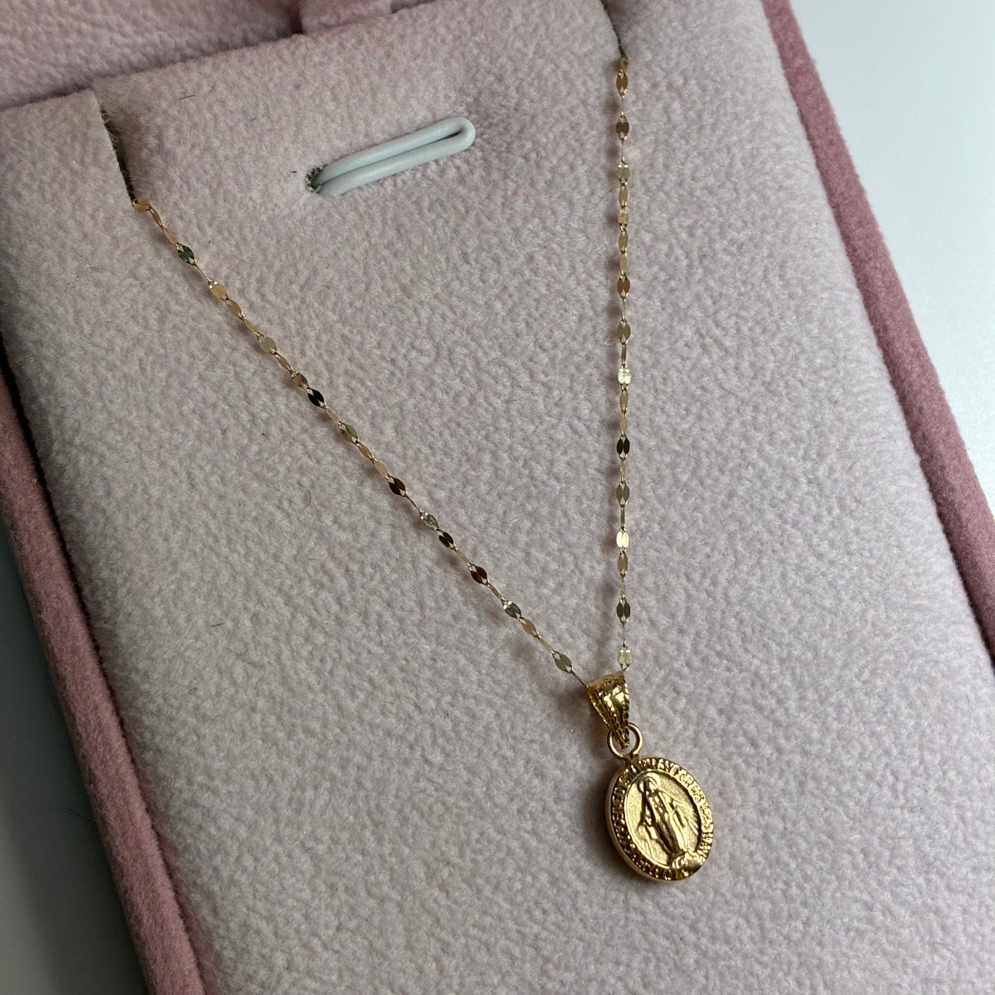 CADENA MINI CRISPETA 0.9MM 45CM + DIJE VIRGEN MILAGROSA ORO AMARILLO 18K 0,72GR