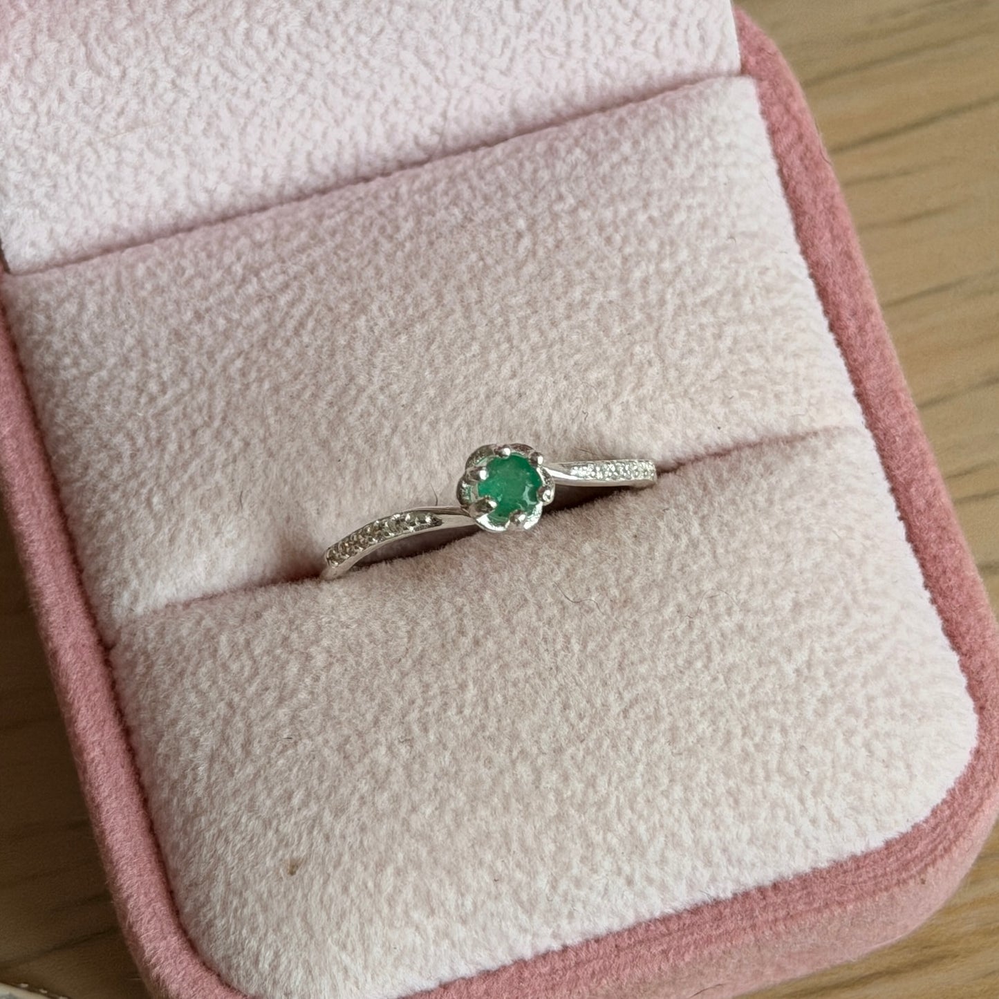 ANILLO PIEDRAS BLANCAS 6 UÑAS ENTRELAZADO PLATA 925 + ESMERALDA NATURAL TALLA 7