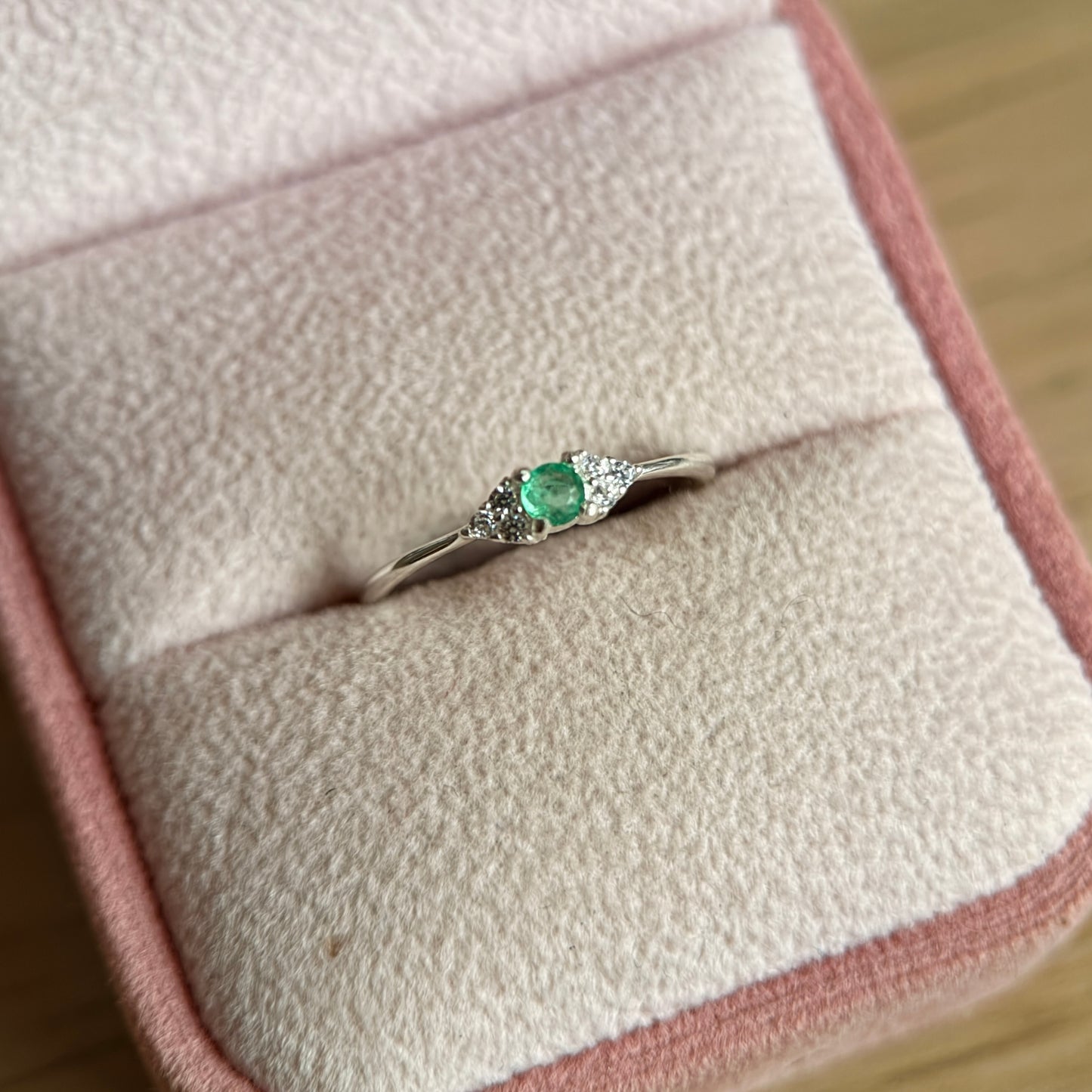 ANILLO CORALINA PIEDRAS BLANCAS PLATA 925 + ESMERALDA NATURAL TALLA 7