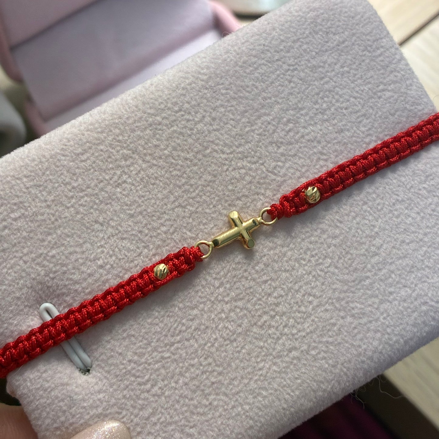 PULSERA HILO ROJO HERRAJE CRUZ LISA + 2 BOLAS DIAMANTADAS 3M ORO AMARILLO COL 18K - 0,4GR