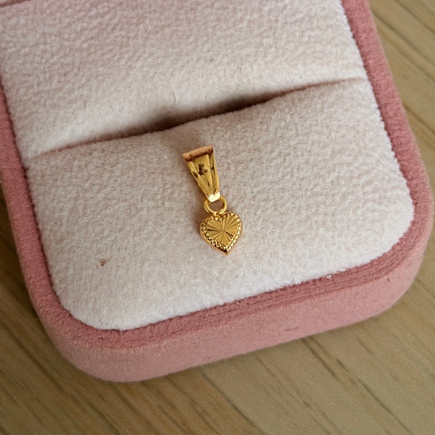 DIJE MINI CORAZON DIAMANTADO 1.1CM ORO AMARILLO COL 18K - 0,27GR