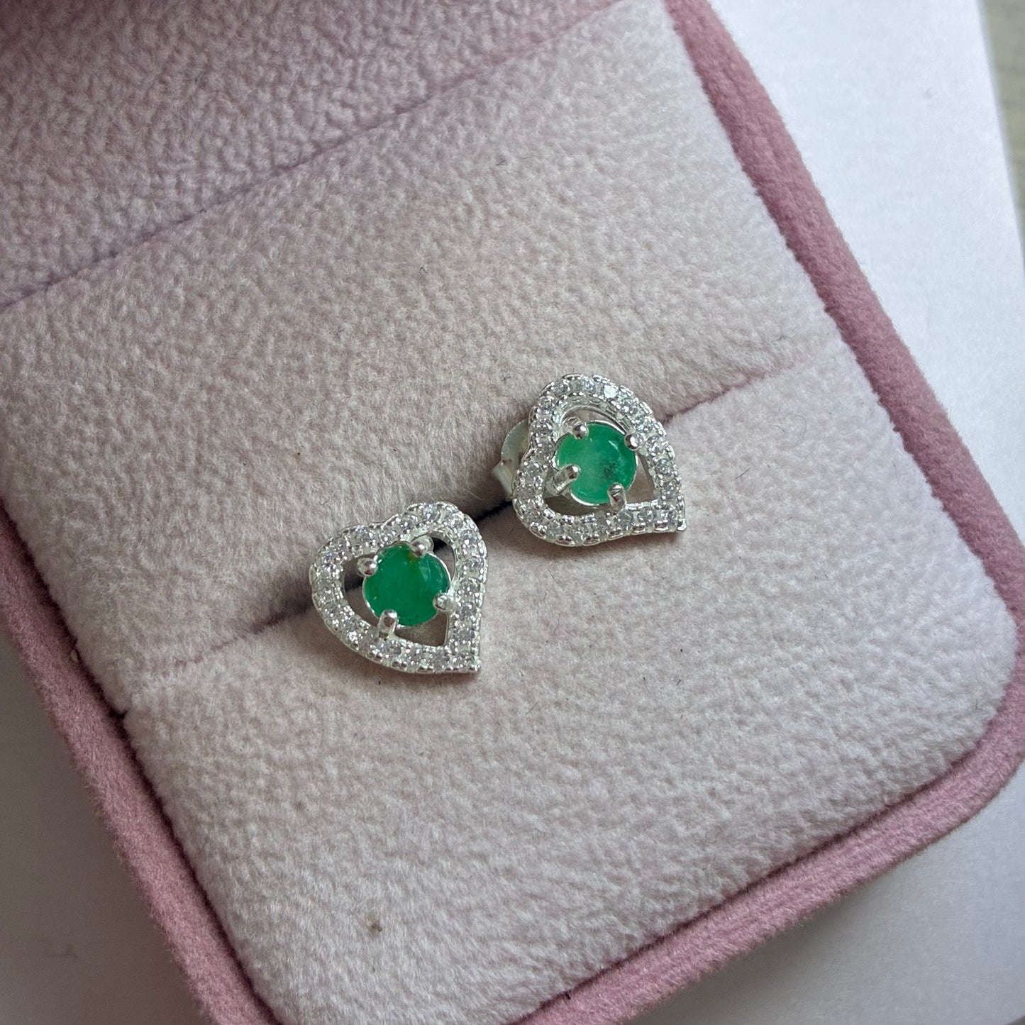 TOPOS SILUETA CORAZON PIEDRAS BLANCAS + ESMERALDA NATURAL PLATA 925