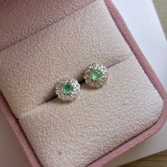 TOPOS FLOR DE GOTAS PIEDRAS BLANCAS + ESMERALDA NATURAL PLATA 925