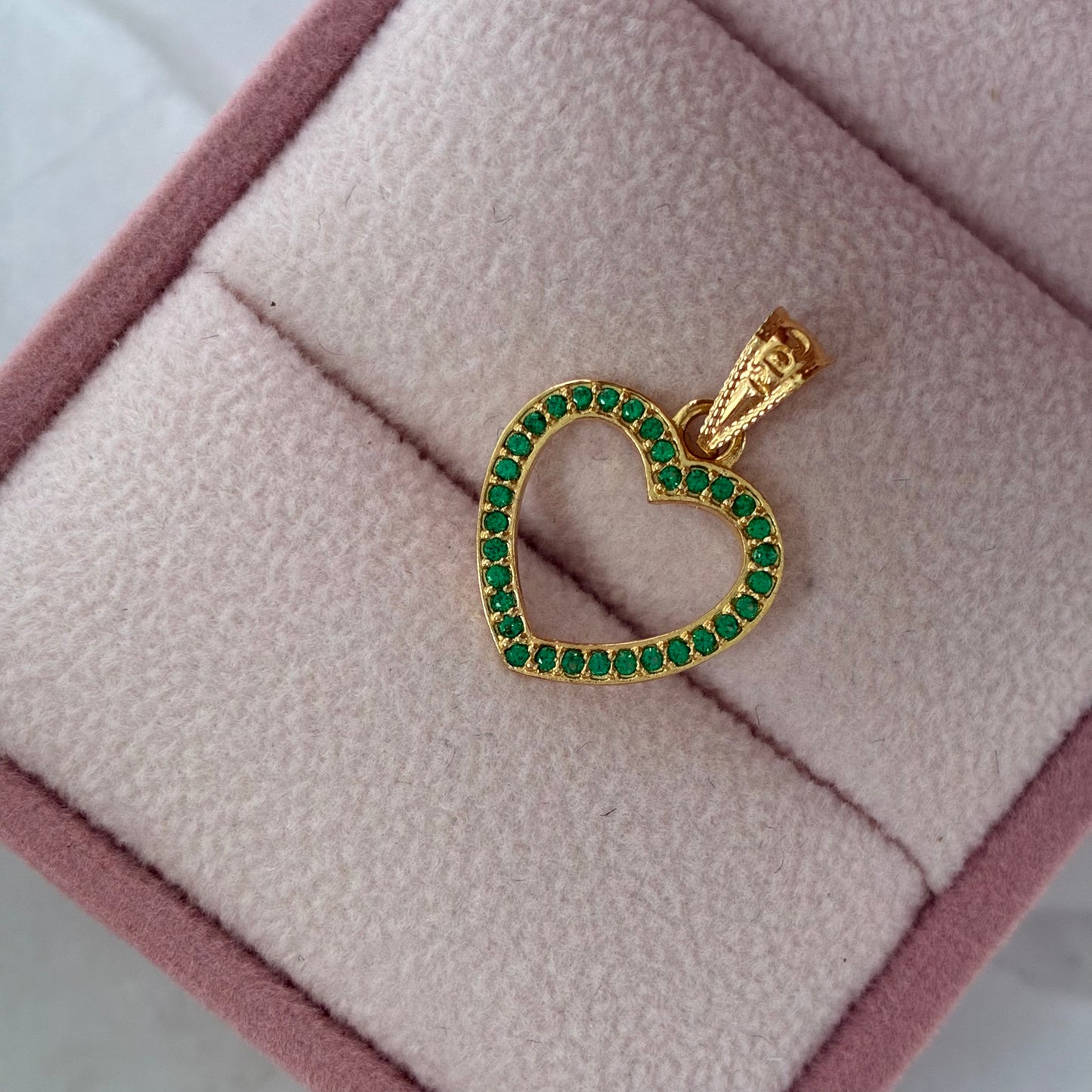 DIJE CORAZON SILUETA PIEDRAS VERDES 1.8CM ORO AMARILLO COL 18K - 0,87GR (NA)
