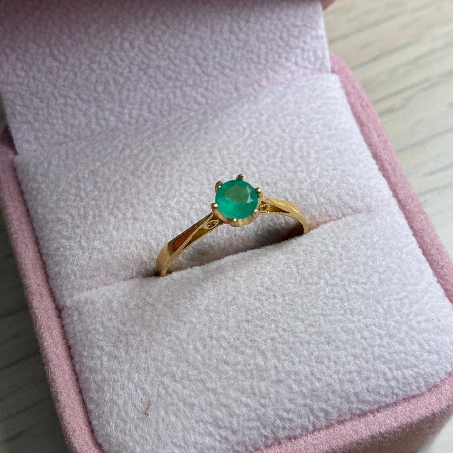 ANILLO SOLITARIO KARLA ESMERALDA NATURAL 0,40QTS ORO AMARILLO COL 18K TALLA 8 - 1,67GR