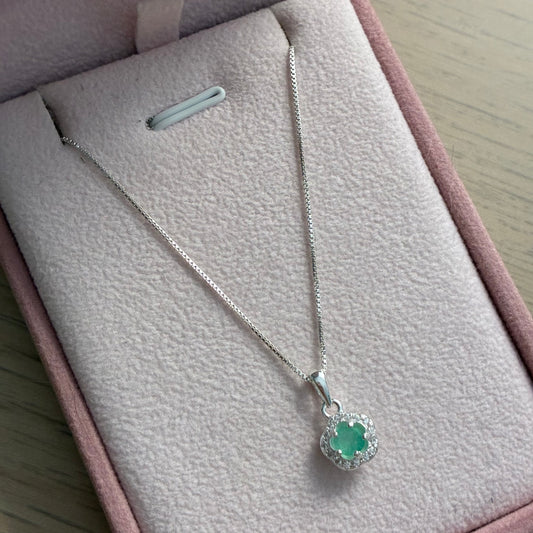 CADENA HILO + DIJE FLOR CON ESMERALDA NATURAL PLATA 925 45CM