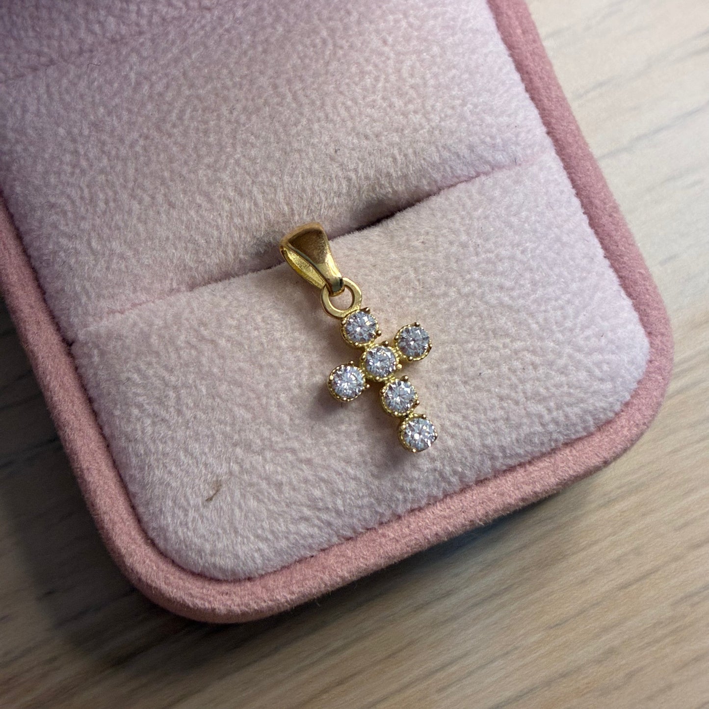 DIJE CRUZ REDONDA PIEDRAS BLANCAS 1,6CM ORO AMARILLO COL 18K - 1,0GR