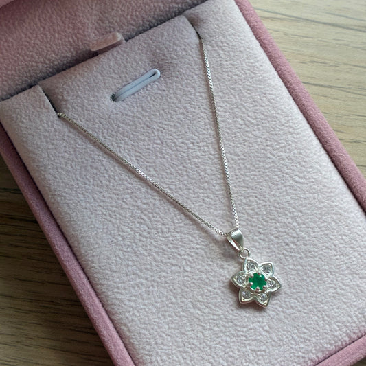 CADENA HILO DE PLATA 925 + DIJE FLOR PIEDRAS BLANCAS ESMERALDA NATURAL