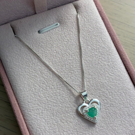 CADENA HILO + DIJE CORAZON LISO Y PIEDRAS BLANCAS CON ESMERALDA NATURAL PLATA 925 45CM