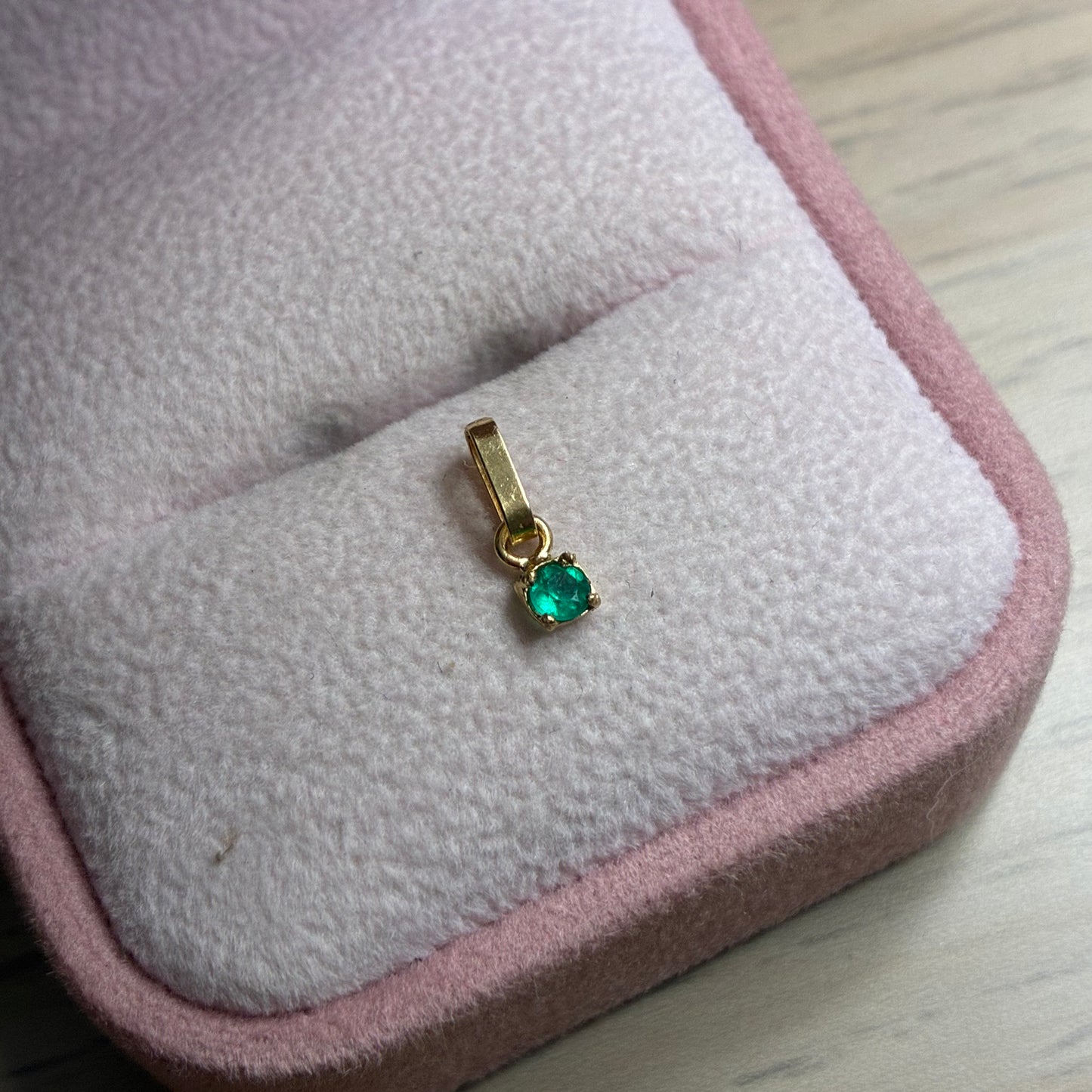 DIJE CHISPA ESMERALDA NATURAL 2.7MM ORO AMARILLO COL 18K - 0,19GR