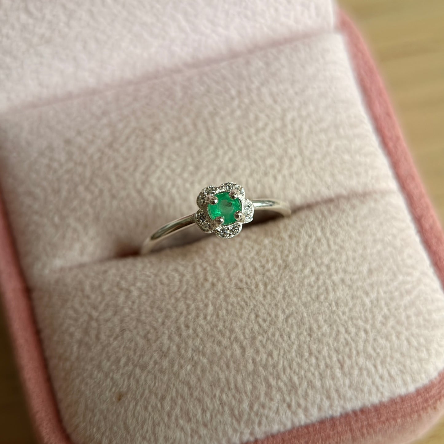 ANILLO FLOR 5 PETALOS PIEDRAS BLANCAS PLATA 925 + ESMERALDA NATURAL TALLA 6