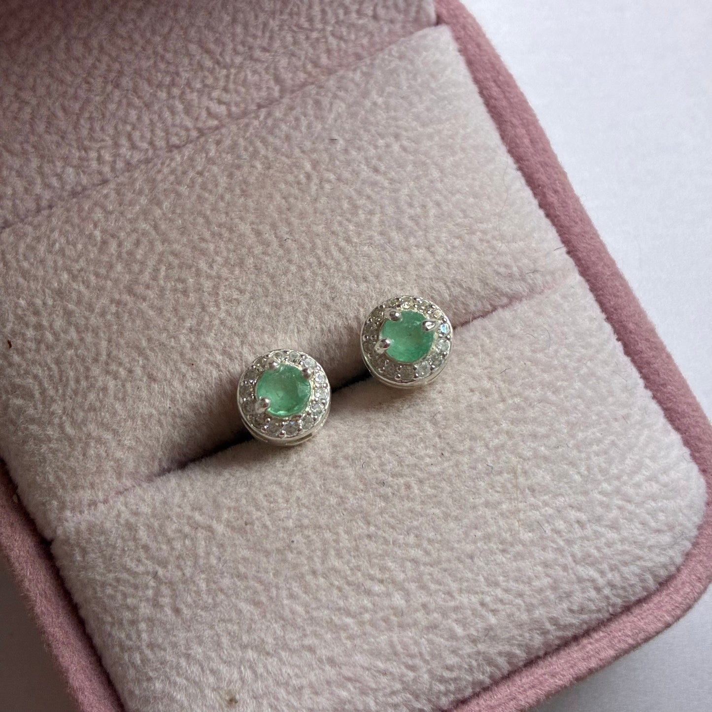 TOPOS CELESTE PIEDRAS BLANCAS + ESMERALDA NATURAL PLATA 925