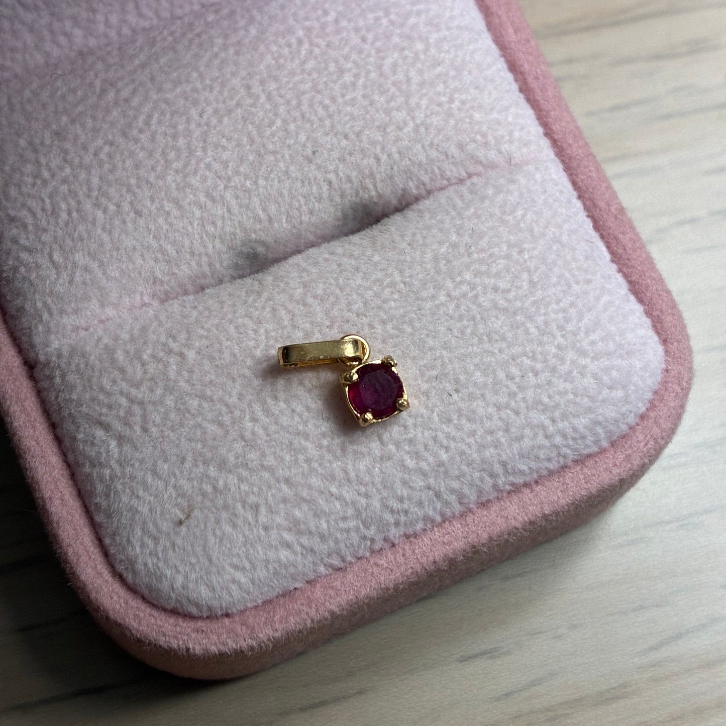 DIJE CHISPA RUBIE NATURAL 4MM ORO AMARILLO COL 18K - 0,33GR