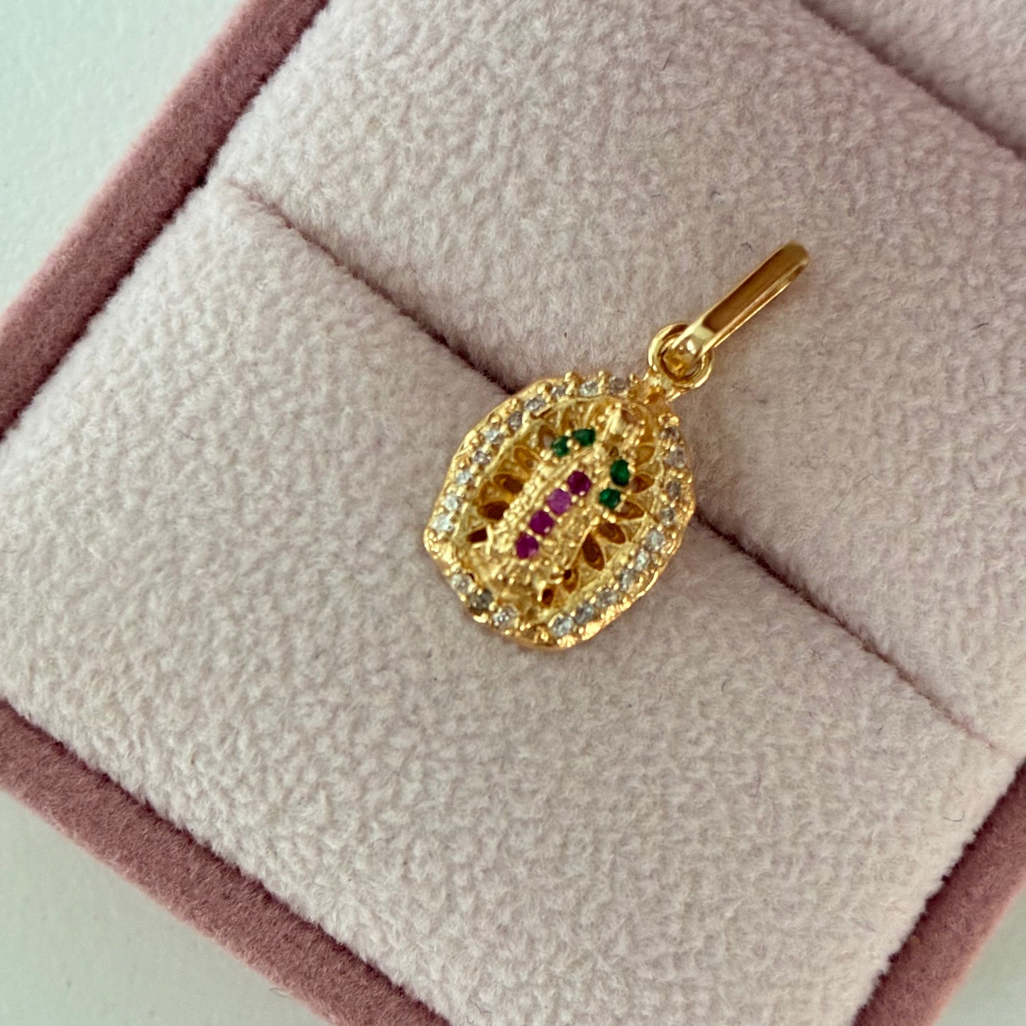 DIJE VIRGEN DE GUADALUPE SILUETA PIEDRAS VERDES Y ROJAS + MARCO PIEDRAS BLANCAS 2.1CM ORO AMARILLO COL 18K - 1,72GR (NA)