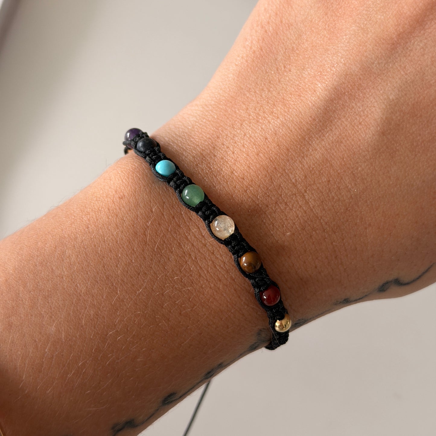 PULSERA HILO NEGRO 7 CHAKRAS 2 BOLAS 4M LISAS ENTRELAZADAS ORO AMARILLO 18K - 0,18GR