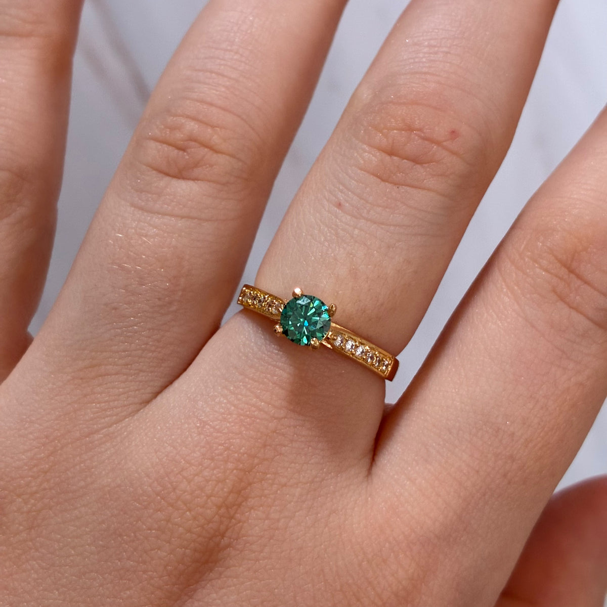ANILLO SOLITARIO MOISSANITA VERDE INTENSO 0.50CT + PIEDRAS BLANCAS TALLA 6.5 ORO AMARILLO COL 18K-2.47GR