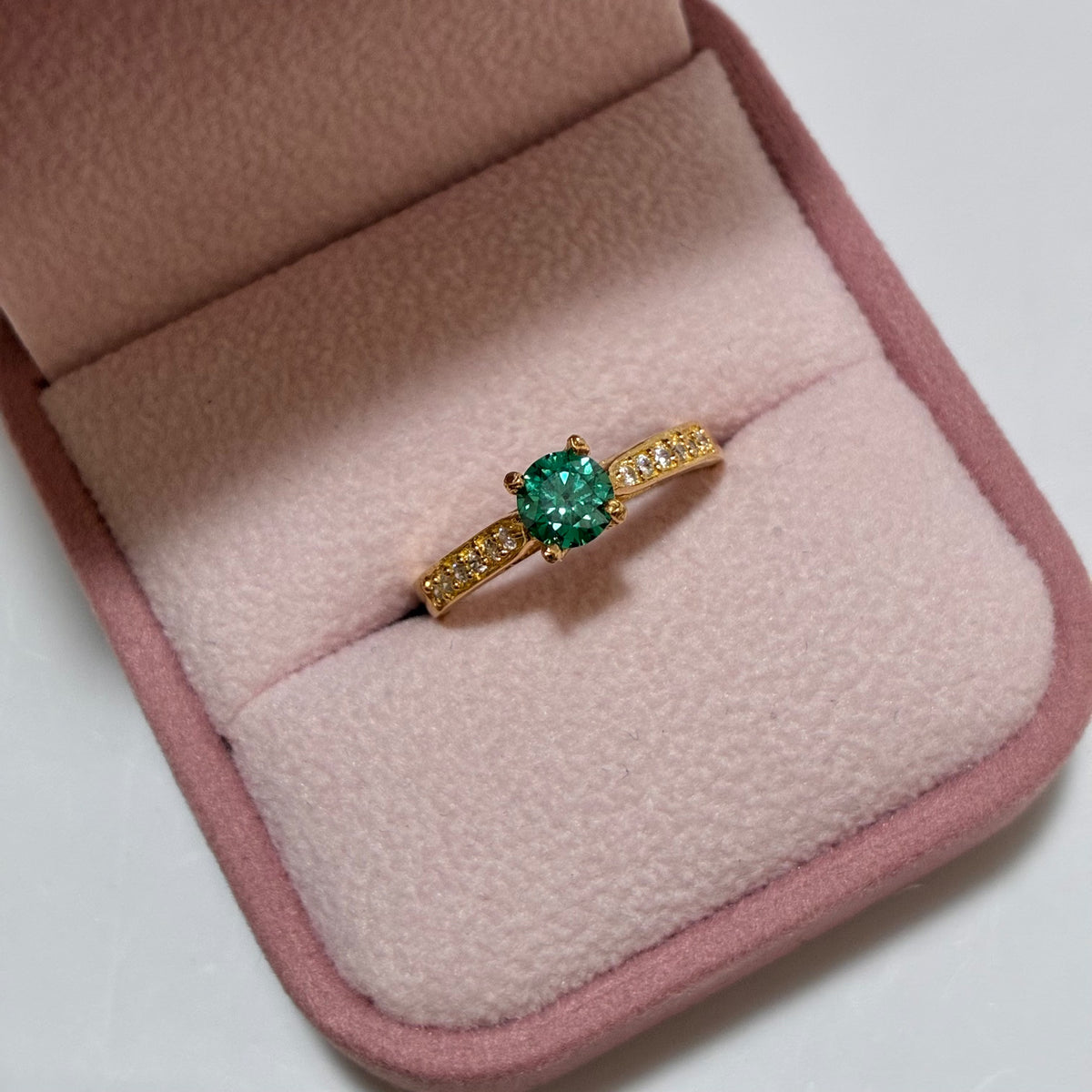 ANILLO SOLITARIO MOISSANITA VERDE INTENSO 0.50CT + PIEDRAS BLANCAS TALLA 6.5 ORO AMARILLO COL 18K-2.47GR