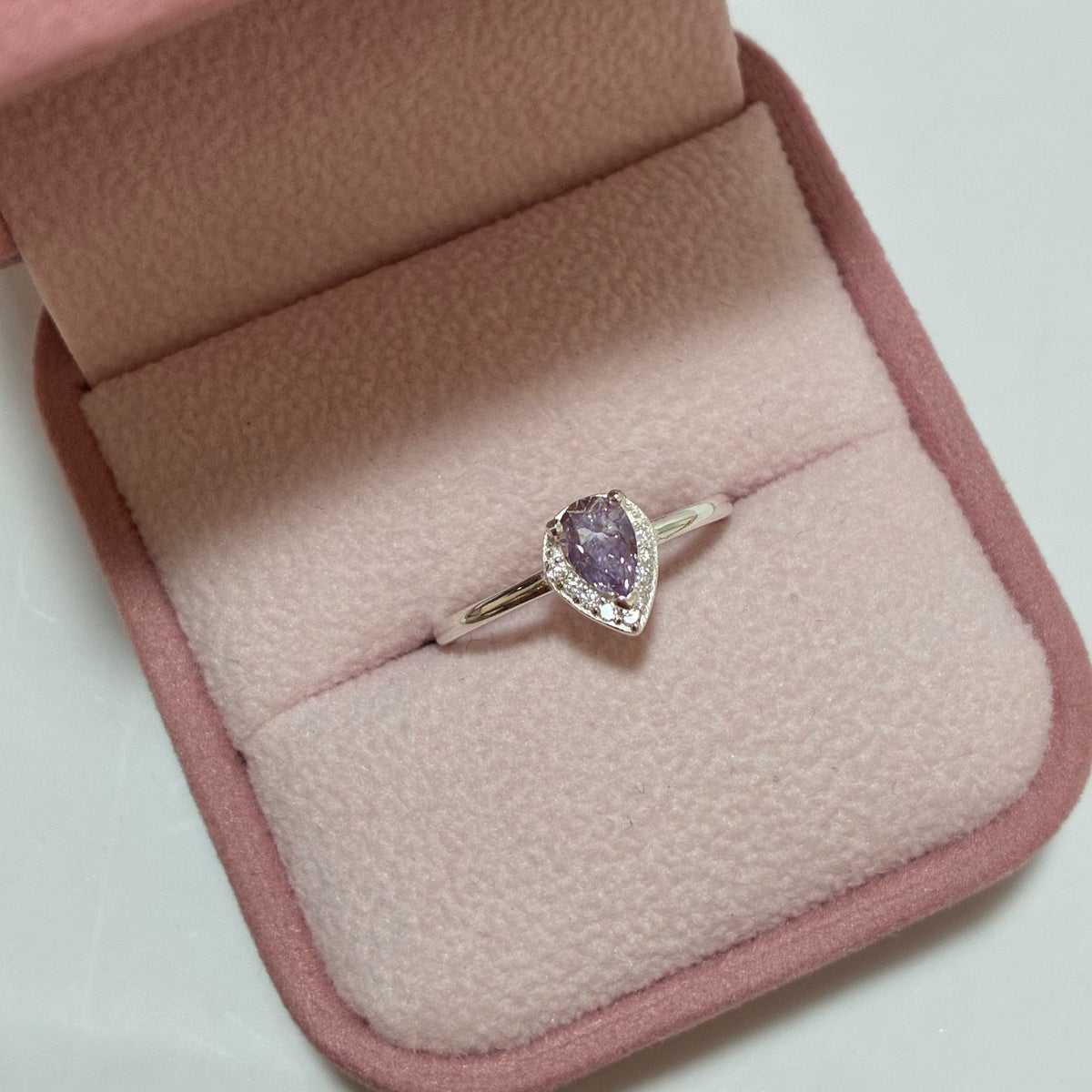ANILLO GOTA MOISSANITA MORADO CLARO 0.50CT + PIEDRAS BLANCAS TALLA 6.5 PLATA 925