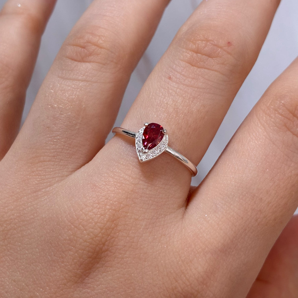 ANILLO GOTA MOISSANITA ROJO SANDÍA 0.50CT + PIEDRAS BLANCAS TALLA 8 PLATA 925