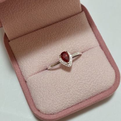 ANILLO GOTA MOISSANITA ROJO SANDÍA 0.50CT + PIEDRAS BLANCAS TALLA 8 PLATA 925