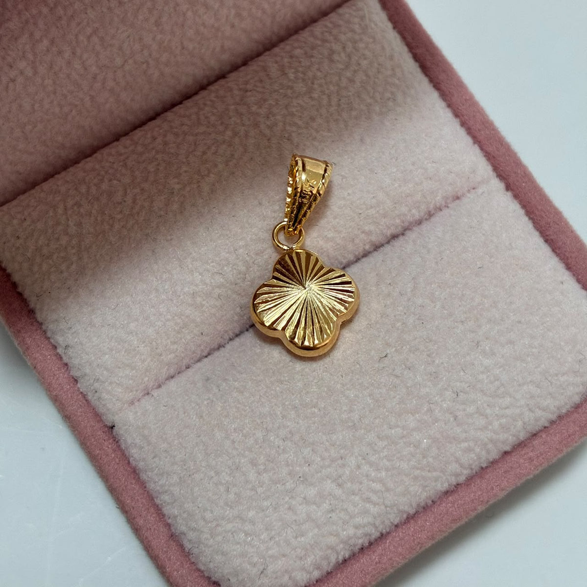 DIJE TREBOL DIAMANTADO 2CM ORO AMARILLO COL 18K - 0,66GR