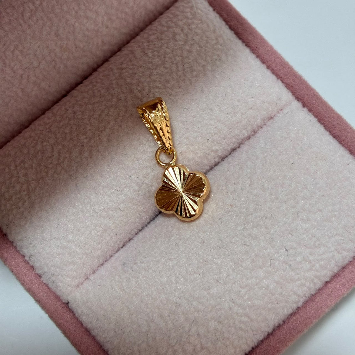 DIJE TREBOL DIAMANTADO 1,8CM ORO AMARILLO COL 18K - 0,45GR