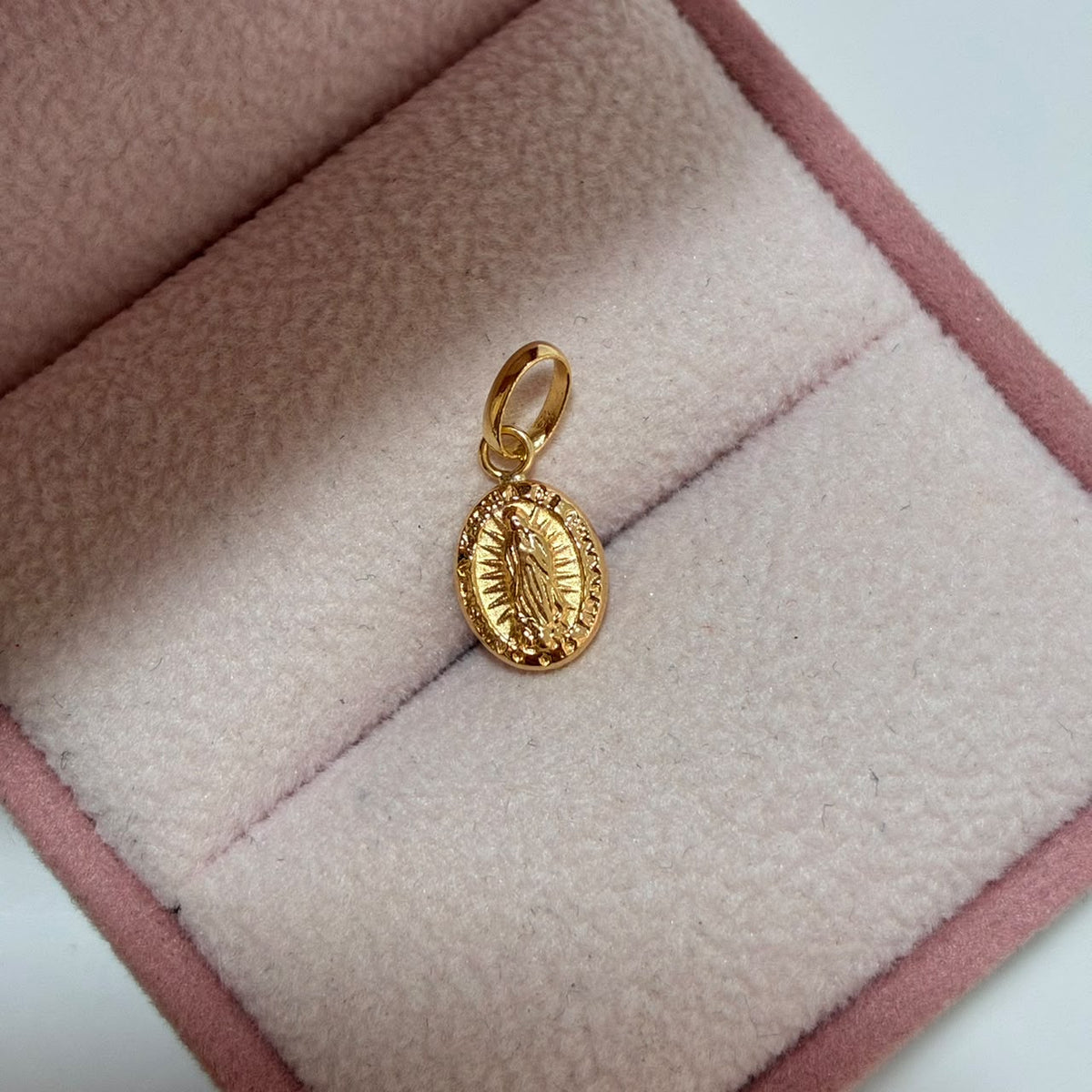 DIJE VIRGEN DE GUADALUPE REDONDA 1,5CM ORO AMARILLO COL 18K - 0,35GR