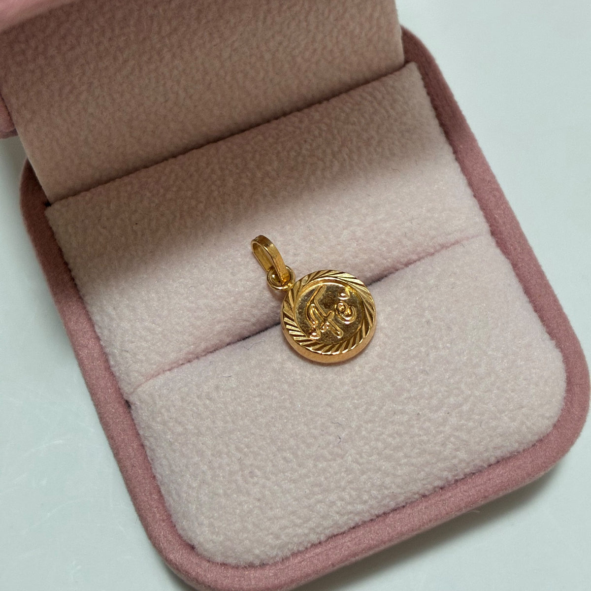 DIJE FE CIRCULAR BORDE DIAMNATADO 1CM ORO AMARILLO COL 18K-0.7GR