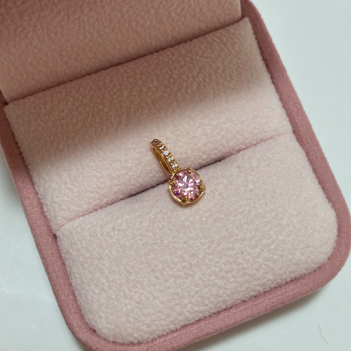 DIJE CHISPA DE MOISSANITA ROSA 0.50CT + PIEDRAS BLANCAS 1.2CM ORO AMARILLO COL 18K-0.82GR