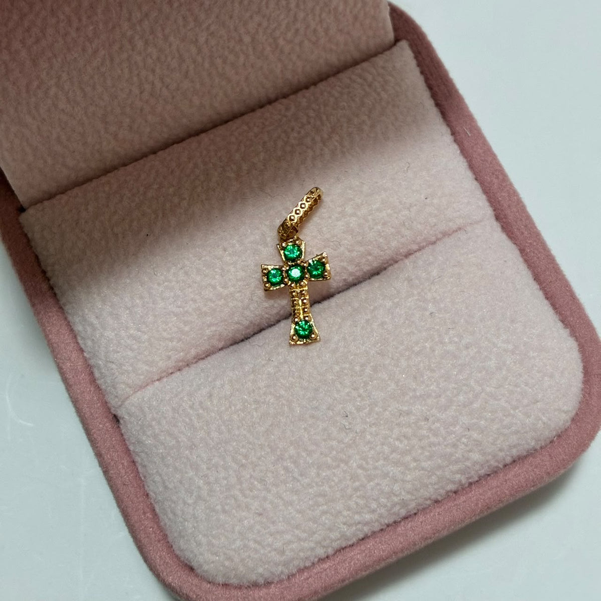 DIJE CRUZ CON PIEDRAS VERDES 1.5CM ORO AMARILLO COL 18K-0.46GR