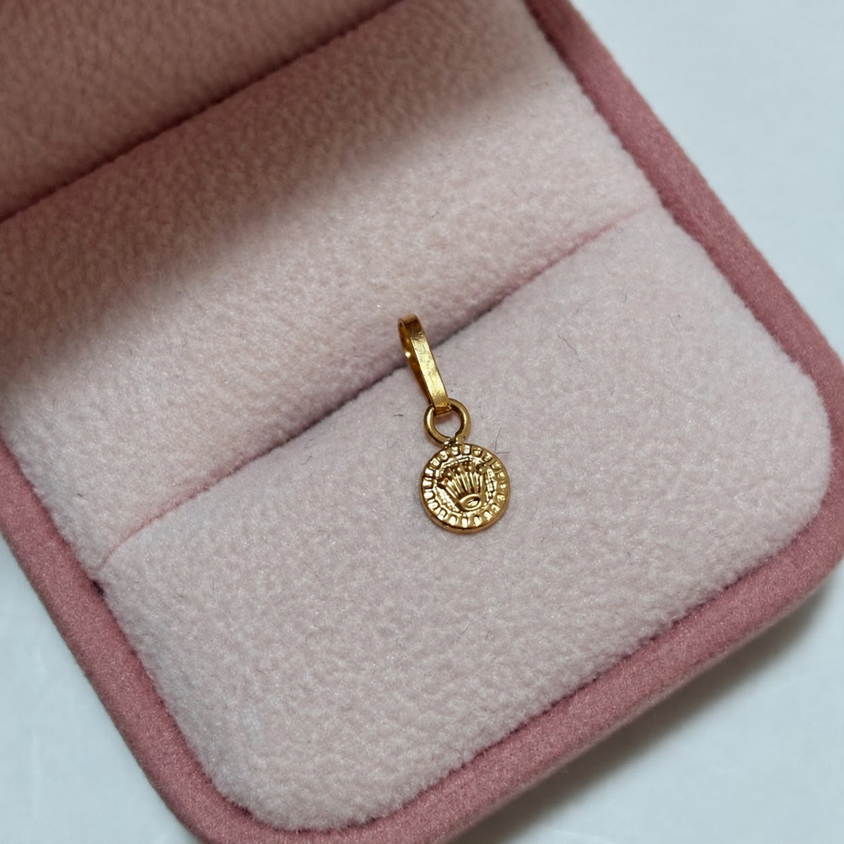DIJE CORONA BORDADA 1.4CM ORO AMARILLO COL 18K-0.23GR