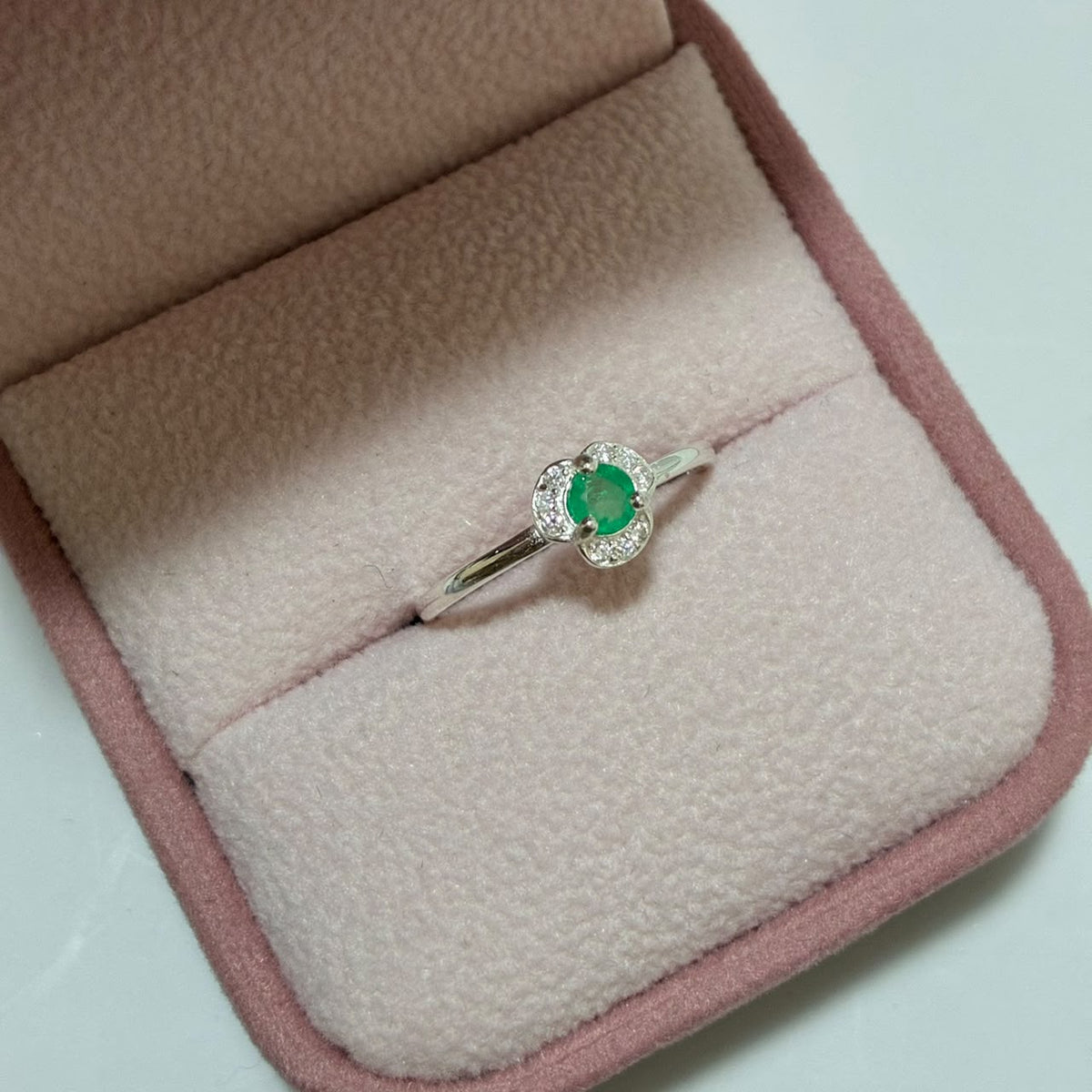 ANILLO FLOR TRESPETALOS PLATA 925 + ESMERALDA NATURAL TALLA 6