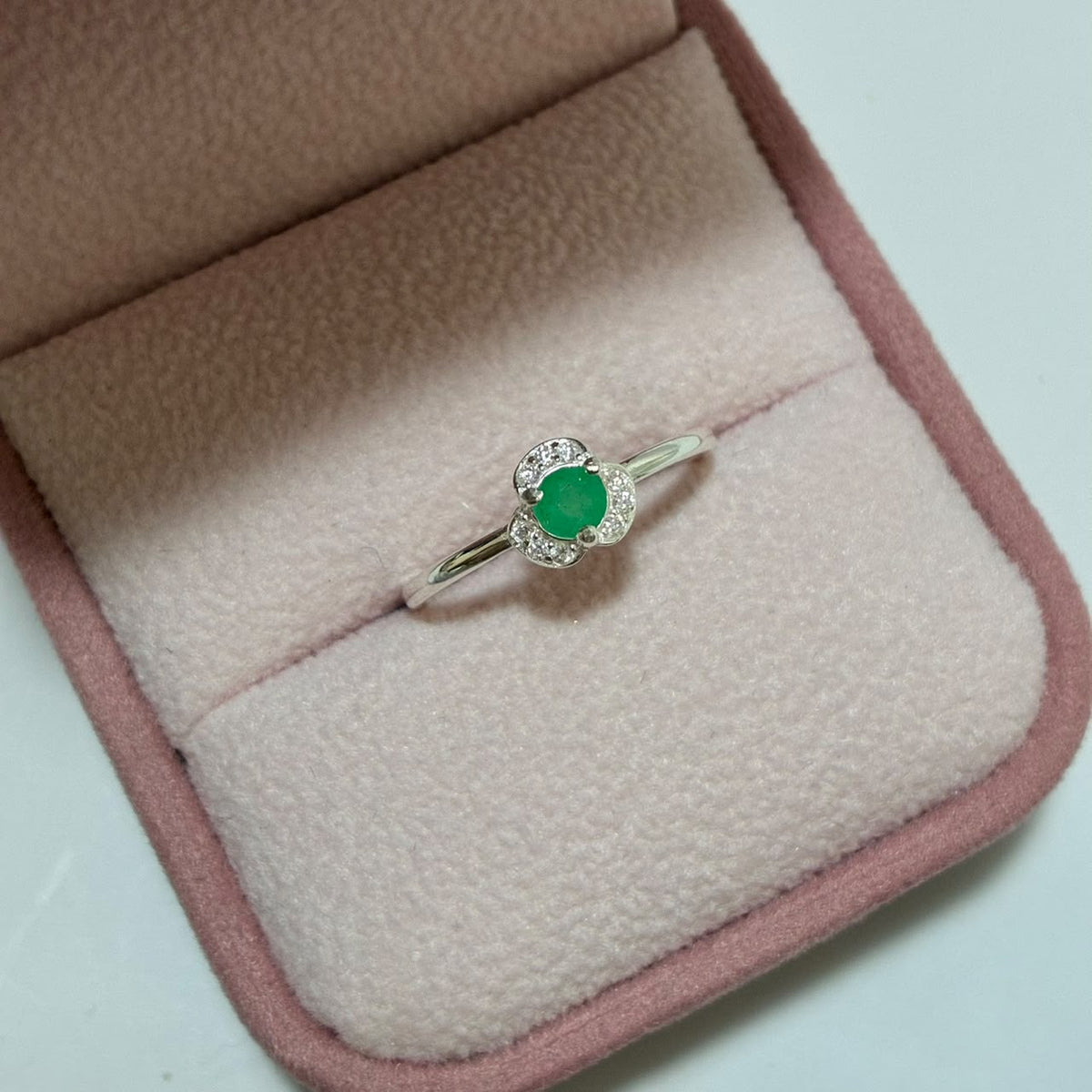 ANILLO FLOR TRESPETALOS PLATA 925 + ESMERALDA NATURAL TALLA 6,5
