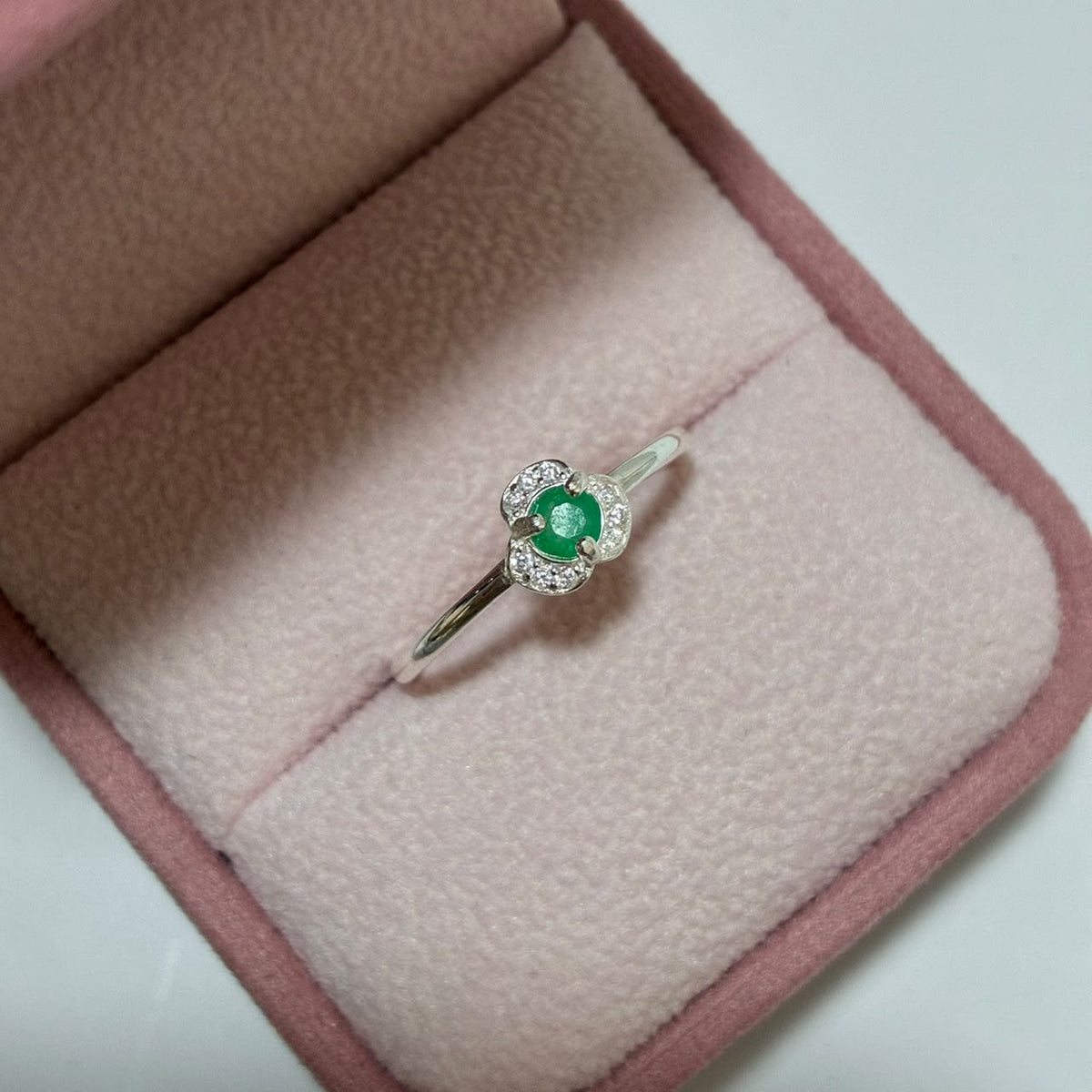 ANILLO FLOR TRESPETALOS PLATA 925 + ESMERALDA NATURAL TALLA 8